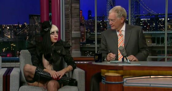 เลดี้ กาก้า ทำอึ้ง เคี้ยวกระดาษระหว่างสัมภาษณ์