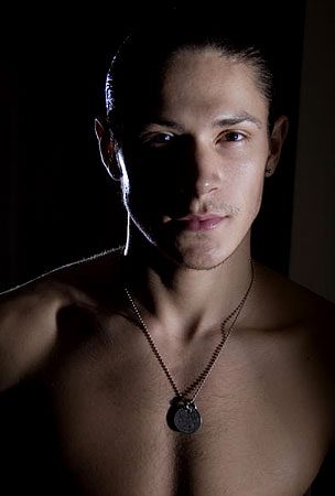 หนุ่่มหมาป่า alex meraz