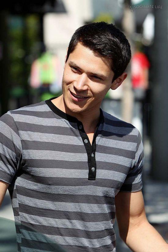 หนุ่่มหมาป่า alex meraz