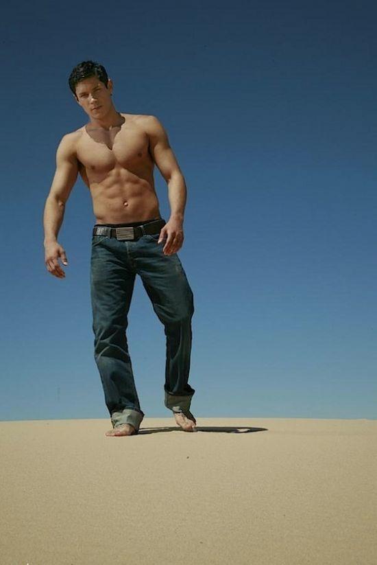 หนุ่่มหมาป่า alex meraz