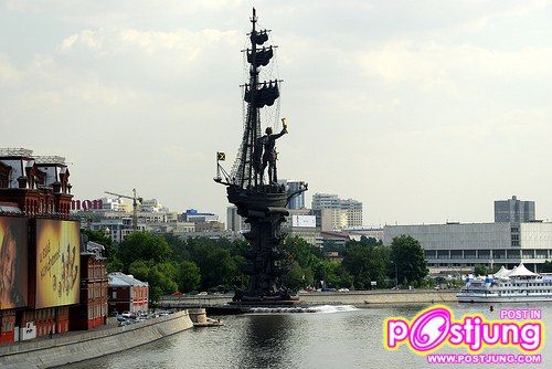 อับดับ 5 Statue of Peter I, Moscow, Russiaอนุสาวรีย์แห่งนี้สร้างเพื่อเป็นอนุสรณ์แก่ ปึเตอร์มหาราชของรัสเซีย ตั้งอยู่ที่ริมผั่งแม่น้ำ Moskya กรุงมอสโคว์ ประเทศรัสเซีย ความสูง 96 เมตร ใช้เงินเพื่อก่อสร้าง 20 ล้านเหรียญสหรัฐ