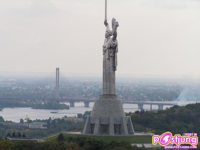 อับดับ 4 Motherland, Kiev, Ukraineอนุสาวรีย์แห่งนี้สร้างขึ้นเพื่อเป็นที่ระลึกถึงความรักชาติจากเหตุการณ์ สงครามโลกครั้งที่สอง นับความสูงจากอนุสาวรีย์ และฐานรวมกันได้ 102 เมตร ตั้งอยู่ที่เมืองเคียฟ ประเทศยูเครน