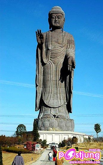 สุดยอดที่ 1  พระพุทธรูป Ushiku Daibutsu ตั้งอยู่ที่ Ushiku ประเทศญี่ปุ่น องค์พระพุทธรูปมีความสูงจากพื้นดิน 120 เมตร สร้างขึ้นจาก Bronze สร้างแล้วเสร็จเมื่อปี 1995