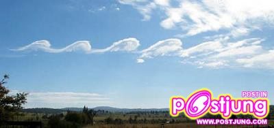 5 Cirrus Kelvin-Helmholtzเมฆม้วนเป็นเกลียว โอกาสเกิดขึ้นยากมาก และเกิดขึ้นเป็นเวลา 2-3 นาที แล้วจากนั้นก็เละ เรียกว่า เป็นความบังเอิ๊ญบังเอิญจริงๆ