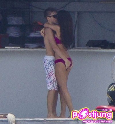 Justin Bieber and Selena Gomez enjoyed a leisurely day at the beach in Maui, Hawaii on Thursday (May