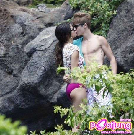 Justin Bieber and Selena Gomez enjoyed a leisurely day at the beach in Maui, Hawaii on Thursday (May