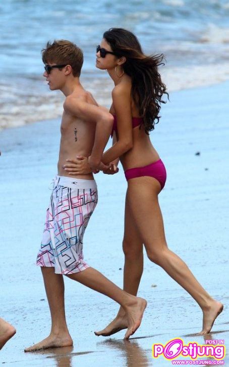 Justin Bieber and Selena Gomez enjoyed a leisurely day at the beach in Maui, Hawaii on Thursday (May