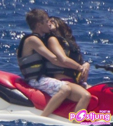 Justin Bieber and Selena Gomez enjoyed a leisurely day at the beach in Maui, Hawaii on Thursday (May