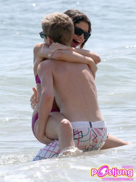 Justin Bieber and Selena Gomez enjoyed a leisurely day at the beach in Maui, Hawaii on Thursday (May