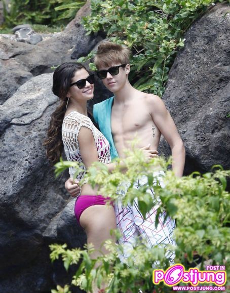 Justin Bieber and Selena Gomez enjoyed a leisurely day at the beach in Maui, Hawaii on Thursday (May