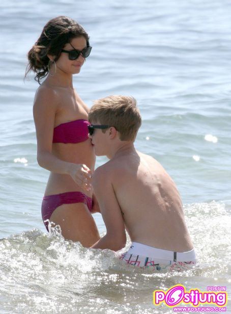 Justin Bieber and Selena Gomez enjoyed a leisurely day at the beach in Maui, Hawaii on Thursday (May