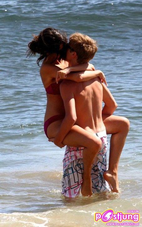 Justin Bieber and Selena Gomez enjoyed a leisurely day at the beach in Maui, Hawaii on Thursday (May