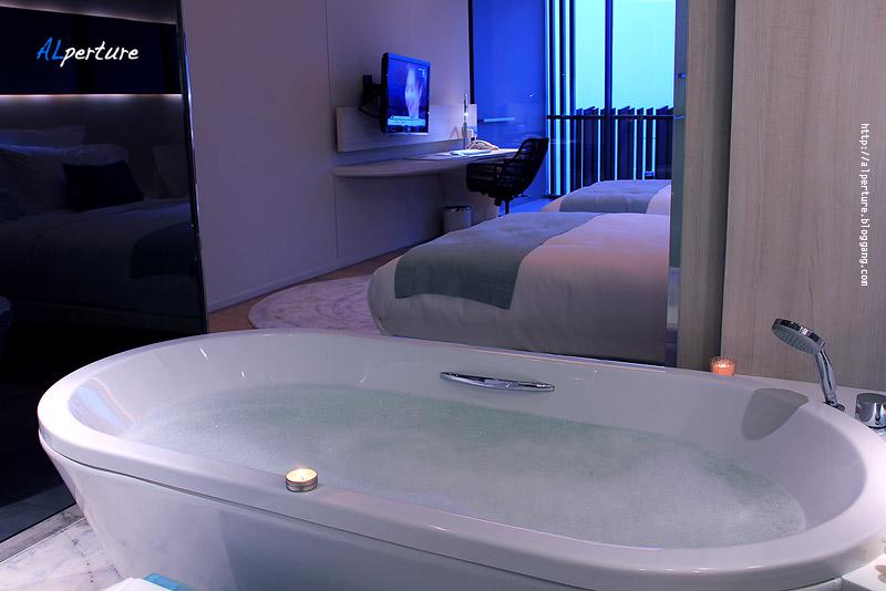 โรงแรม Hilton พัืทยาด้านล่างเป็นเซ็นทรัลเฟสติวัลพัทยาบีช