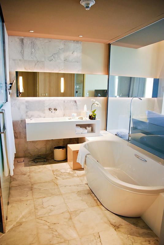 โรงแรม Hilton พัืทยาด้านล่างเป็นเซ็นทรัลเฟสติวัลพัทยาบีช