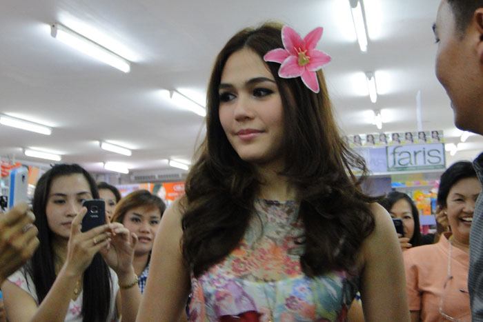 ชมพู่ อารยา ในงานวิน คอสเมติคส์