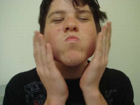 OMG !!! โกนหนวดด้วยไฟแช็ค