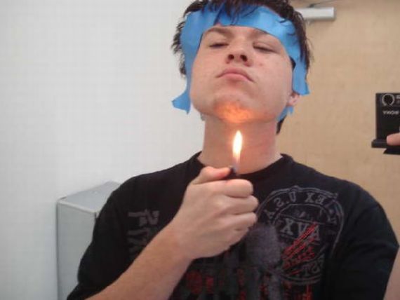 OMG !!! โกนหนวดด้วยไฟแช็ค