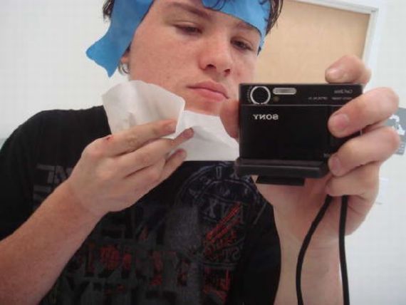 OMG !!! โกนหนวดด้วยไฟแช็ค