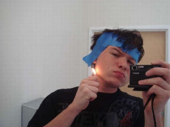 OMG !!! โกนหนวดด้วยไฟแช็ค