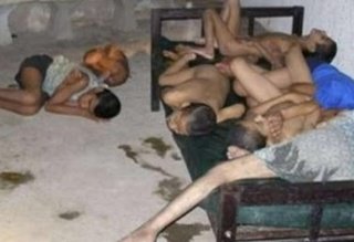 กลุ่มเด็กผู้ชายถูกกักขัง