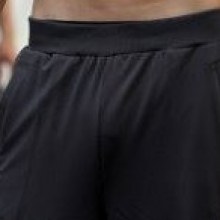 หนุ่มๆโชว์หุ่นบนสะพาน