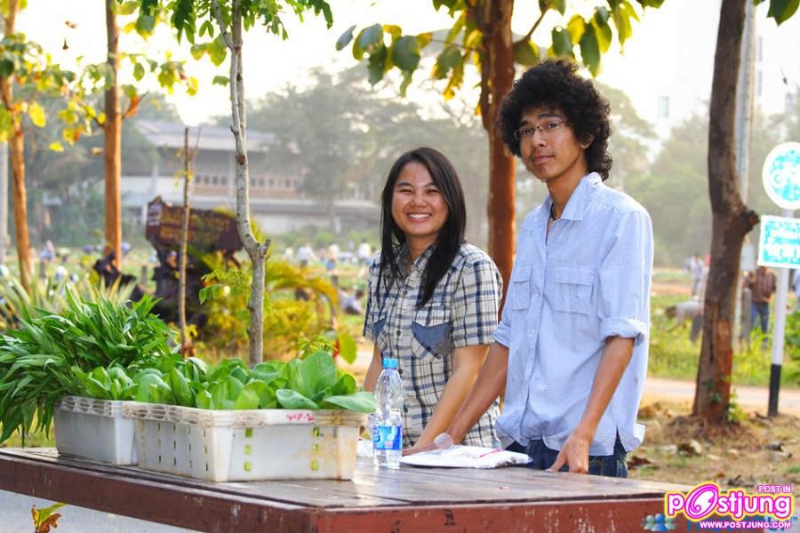 นักศึกษา คณะเกษตรฯ ยืนขายผักสดๆปลอดสารพิษกันหน้าแปลงเลย