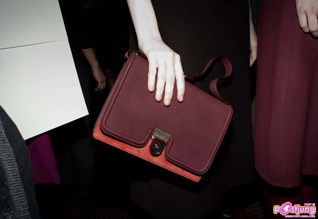 แว่นตา กับ กระเป๋าสุดแพง ยี่ห้อ victoria beckham ชนะเลิศอันดับ1 ใน Vogue magazine