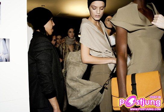 แว่นตา กับ กระเป๋าสุดแพง ยี่ห้อ victoria beckham ชนะเลิศอันดับ1 ใน Vogue magazine