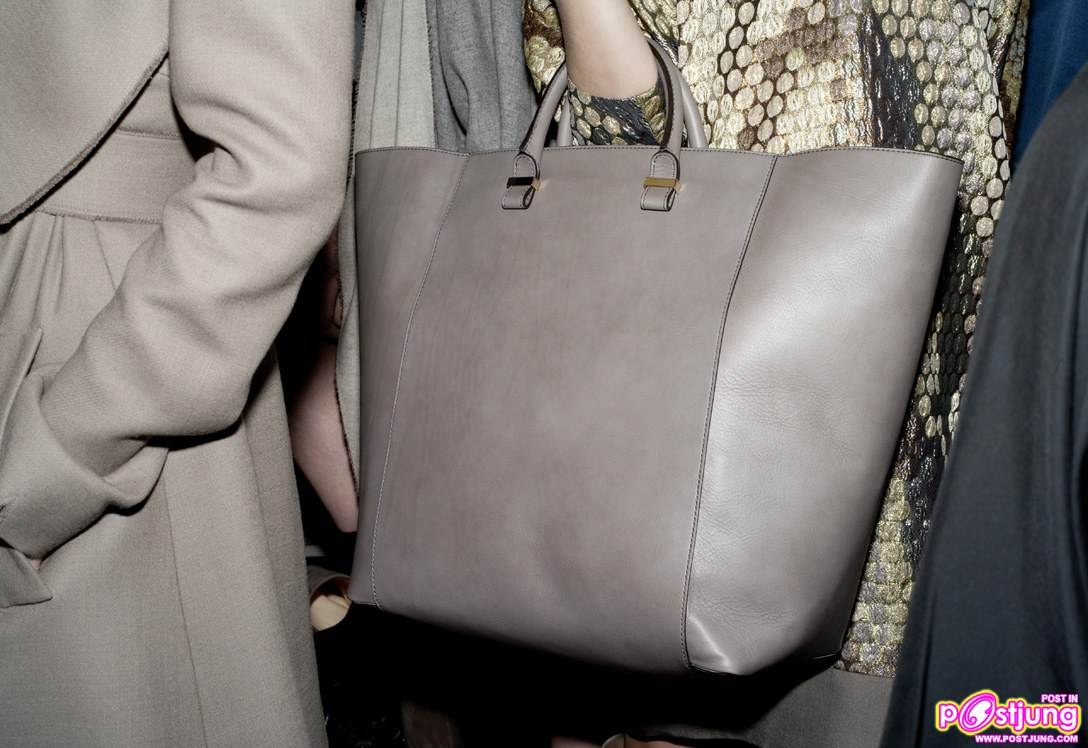 แว่นตา กับ กระเป๋าสุดแพง ยี่ห้อ victoria beckham ชนะเลิศอันดับ1 ใน Vogue magazine