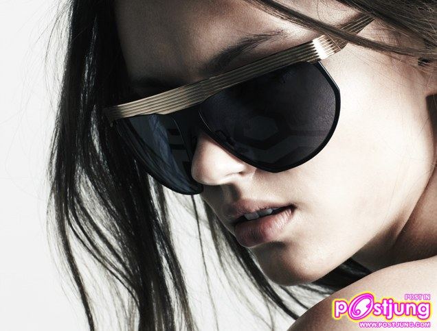 แว่นตา กับ กระเป๋าสุดแพง ยี่ห้อ victoria beckham ชนะเลิศอันดับ1 ใน Vogue magazine