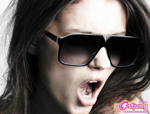 แว่นตา กับ กระเป๋าสุดแพง ยี่ห้อ victoria beckham ชนะเลิศอันดับ1 ใน Vogue magazine