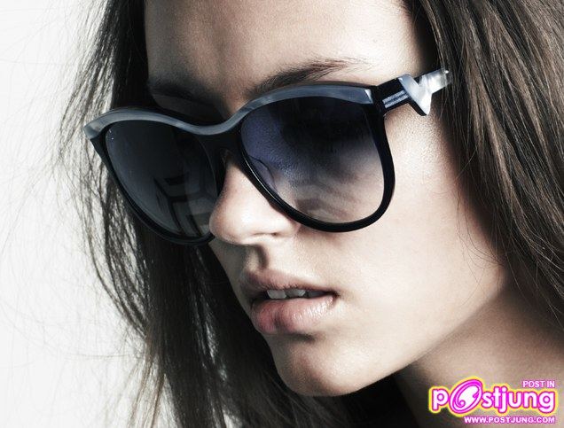 แว่นตา กับ กระเป๋าสุดแพง ยี่ห้อ victoria beckham ชนะเลิศอันดับ1 ใน Vogue magazine