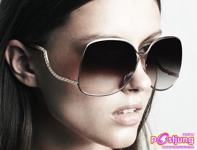 แว่นตา กับ กระเป๋าสุดแพง ยี่ห้อ victoria beckham ชนะเลิศอันดับ1 ใน Vogue magazine