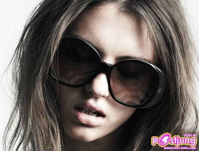 แว่นตา กับ กระเป๋าสุดแพง ยี่ห้อ victoria beckham ชนะเลิศอันดับ1 ใน Vogue magazine