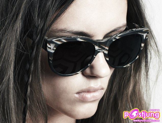 แว่นตา กับ กระเป๋าสุดแพง ยี่ห้อ victoria beckham ชนะเลิศอันดับ1 ใน Vogue magazine