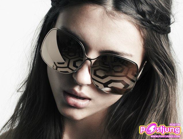 แว่นตา กับ กระเป๋าสุดแพง ยี่ห้อ victoria beckham ชนะเลิศอันดับ1 ใน Vogue magazine