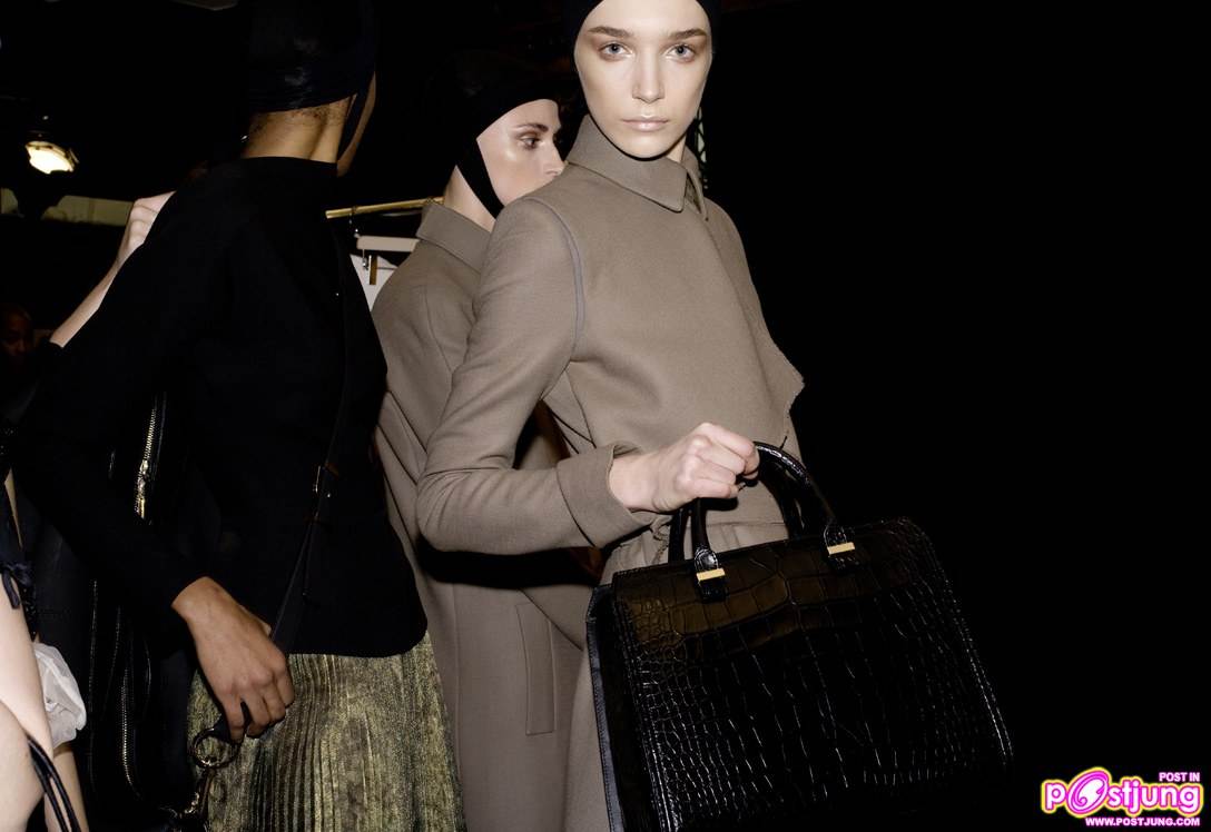 แว่นตา กับ กระเป๋าสุดแพง ยี่ห้อ victoria beckham ชนะเลิศอันดับ1 ใน Vogue magazine