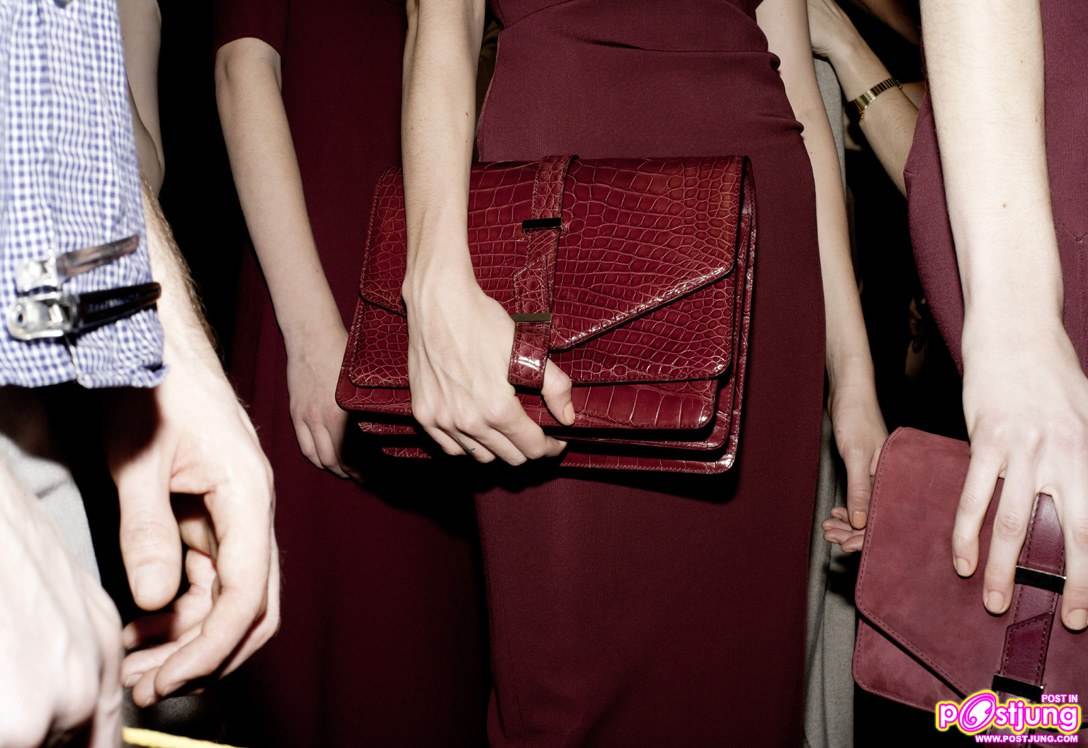 แว่นตา กับ กระเป๋าสุดแพง ยี่ห้อ victoria beckham ชนะเลิศอันดับ1 ใน Vogue magazine