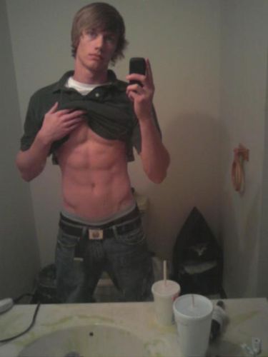 หนุ่มๆกัับมือถือเครื่องโปรด