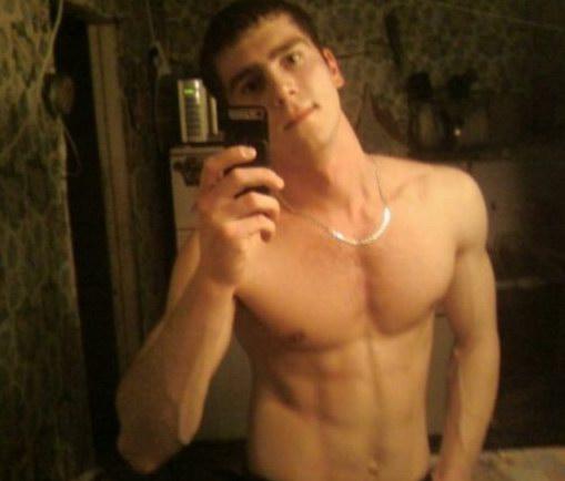 หนุ่มๆกัับมือถือเครื่องโปรด