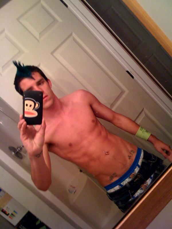 หนุ่มๆกัับมือถือเครื่องโปรด