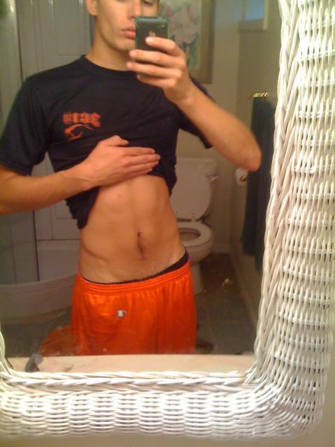 หนุ่มๆกัับมือถือเครื่องโปรด