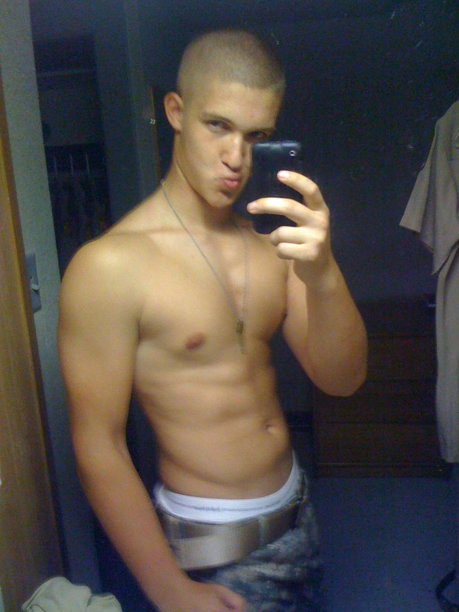 หนุ่มๆกัับมือถือเครื่องโปรด