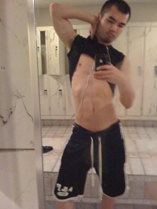 หนุ่มๆกัับมือถือเครื่องโปรด