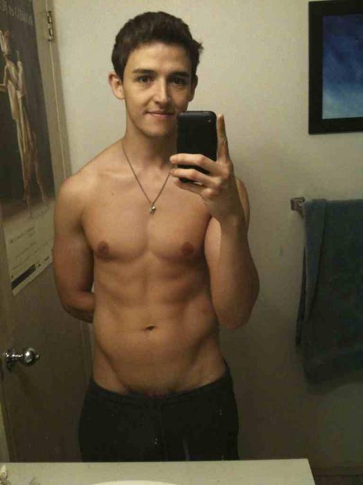 หนุ่มๆกัับมือถือเครื่องโปรด