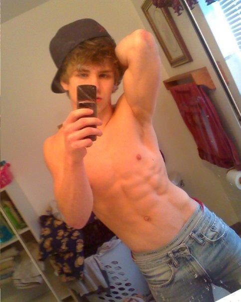 หนุ่มๆกัับมือถือเครื่องโปรด