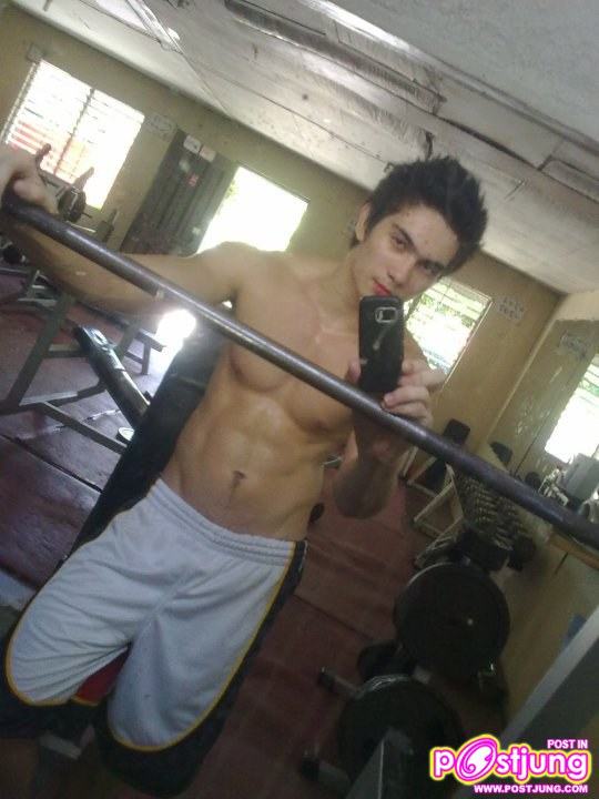 หนุ่มๆกัับมือถือเครื่องโปรด