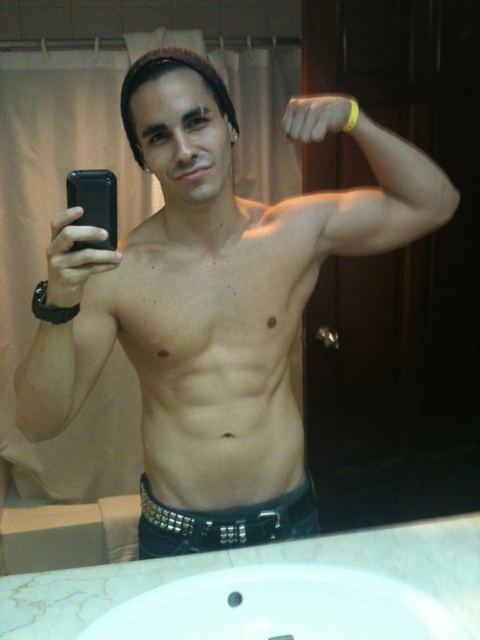 หนุ่มๆกัับมือถือเครื่องโปรด