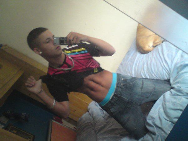 หนุ่มๆกัับมือถือเครื่องโปรด