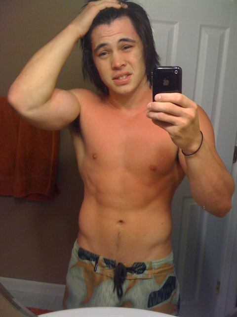 หนุ่มๆกัับมือถือเครื่องโปรด